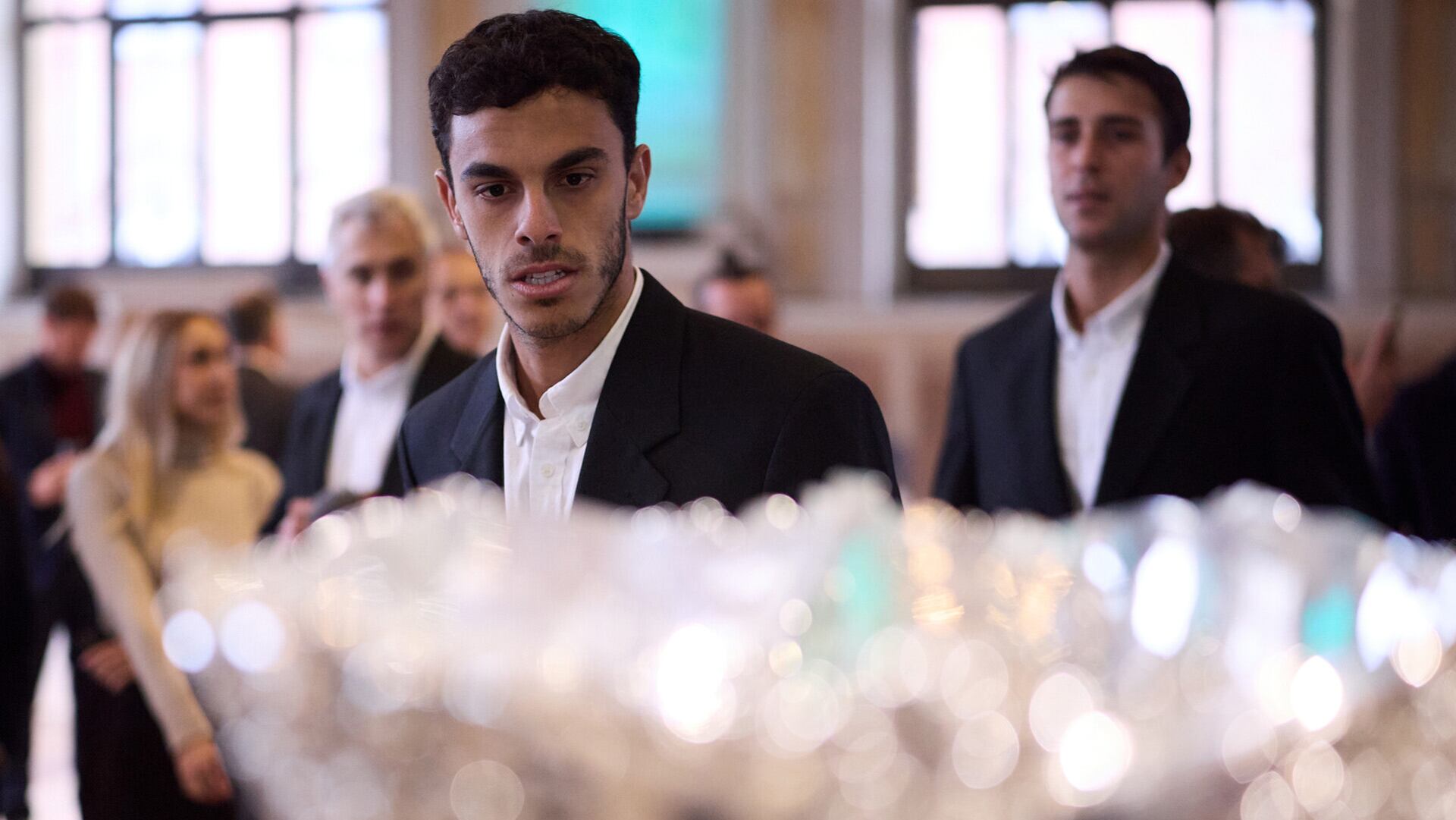 Francisco Cerúndolo mira el trofeo. Detrás, Tomás Etcheverry (Fuente: Prensa AAT)