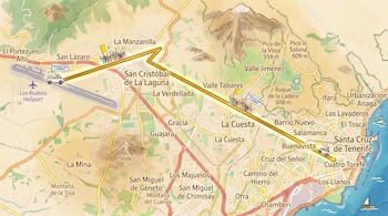 Mapa ilustrado de Tenerife mostrando una ruta brillante desde el heliporto de Los Rodeos hasta Santa Cruz, con montañas, ciudades y símbolos del Vaticano.