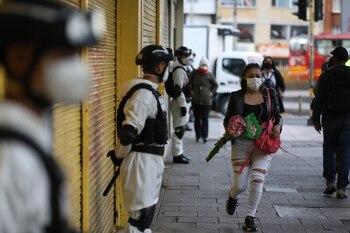 02/09/2020 Coronavirus.- Colombia supera los 20.000 fallecidos y deja ya atrás uno de los confinamientos más largos de la región .
El día que Colombia ha superado los 20.000 fallecidos por coronavirus ha coincidido con el levantamiento este martes del confinamiento, uno de los más largos de todo el continente, poniendo así fin a la mayoría de restricciones que han estado vigentes durante más cinco meses.
POLITICA SUDAMÉRICA COLOMBIA INTERNACIONAL LATINOAMÉRICA
EL TIEMPO / ZUMA PRESS / CONTACTOPHOTO