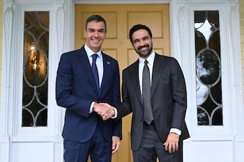 El presidente del Gobierno español, Pedro Sánchez (izda), saluda al alcalde de Nueva York, Zohran Mamdani, durante un acto organizado por el alcalde neoyorquino, bajo el título 'Construir una economía para la mayoría'. (EFE/Pool Moncloa/Borja Puig de la Bellacasa)