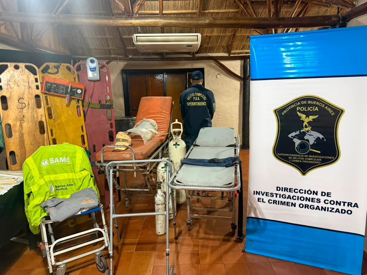 Camillas, prendas con inscripción del SAME y otros elementos secuestrados en los operativos