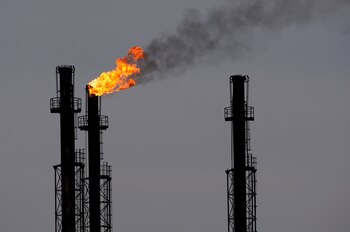 Chimeneas en la refinería de