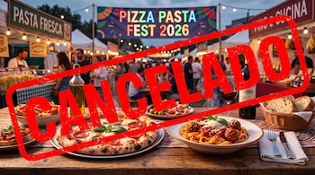 Platos de pizza y pasta sobre una mesa de madera con un cartel del Pizza Pasta Fest 2026 y un sello rojo de cancelado.