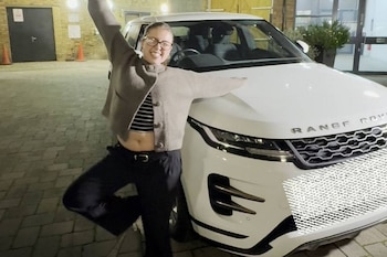 La empleada que recibió el