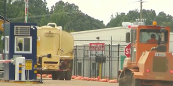 Un camión cisterna y maquinaria