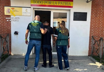 08/10/2026 Tres detenidos por presunto robo de decenas de catalizadores de vehículos en cuatro provincias. El grupo criminal, asentado en la Comunidad de Madrid, se había especializado en el robo de estas piezas a los coches que se encontraban aparcados en la calle.
POLITICA
GUARDIA CIVIL
