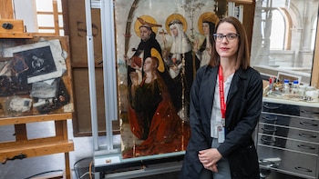 María Moraleda Gamero posa con la obra de Juan de Borgoña 'Magdalena, Pedro de Verona, Catalina de Siena y Margarita de Hungría'