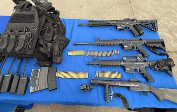 La Policía encontró varias armas y municiones.