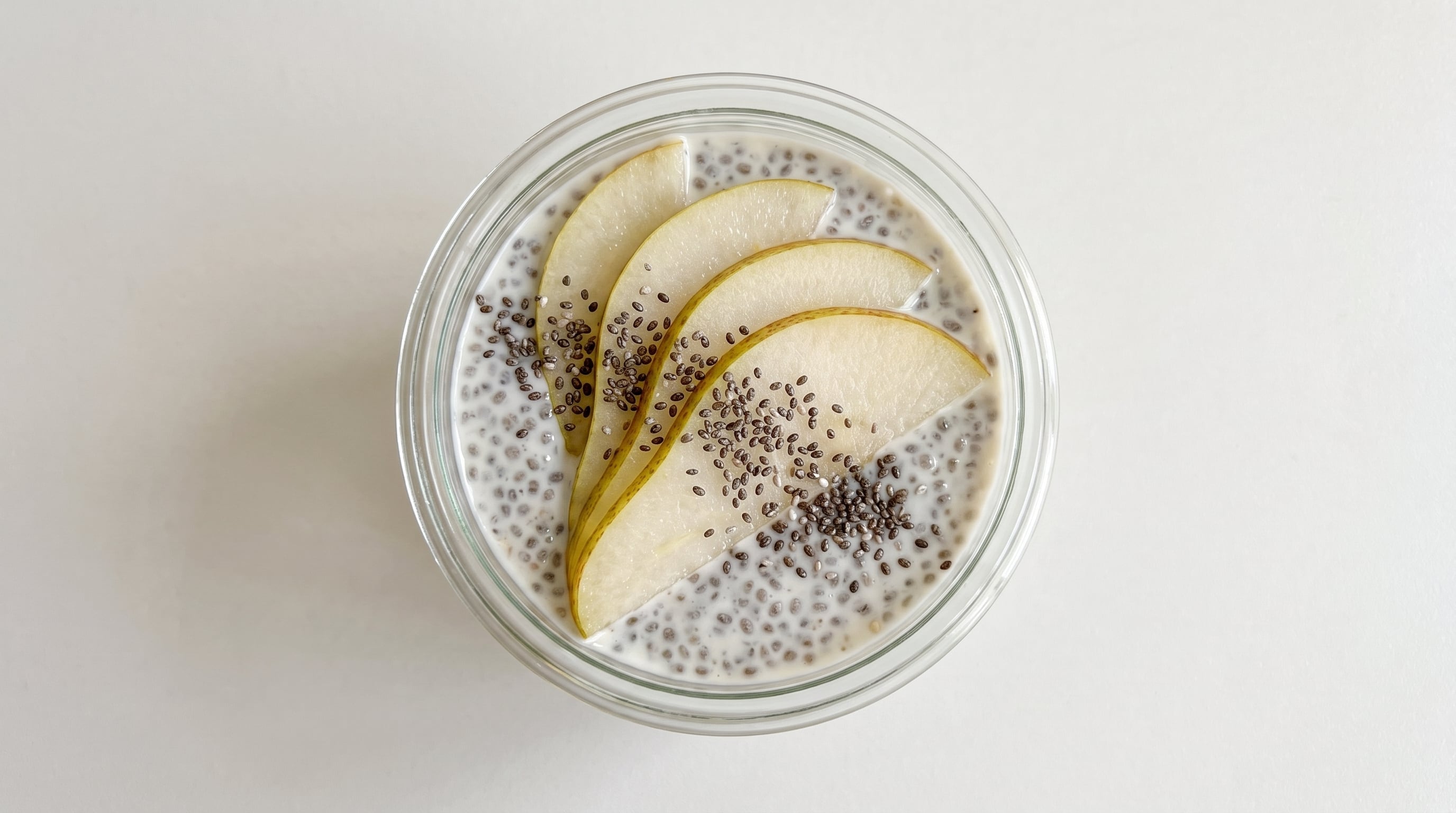 Pudín de chía con kéfir y pera combina semillas densas en fibra con un fermentado, y agrega hidratación y más fibra a través de una fruta rica en agua. (Imagen Ilustrativa Infobae)