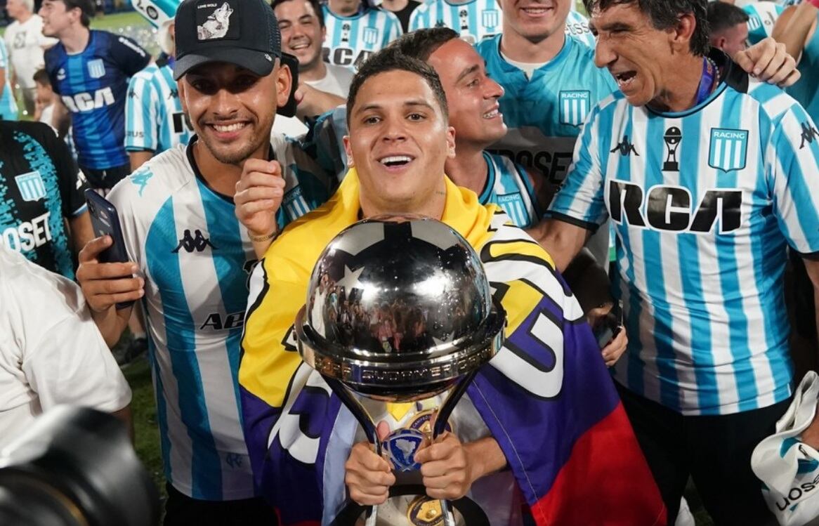 Juan Fernando Quintero con el trofeo de campeón de la Copa Sudamericana 2024 con Racing Club. - crédito AFP