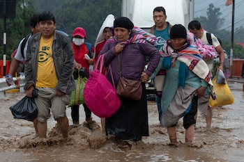 Las personas caminan a través