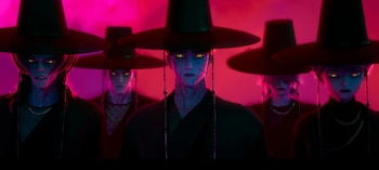 Cinco figuras humanoides masculinas con piel azul y ojos amarillos brillantes usan sombreros negros de ala ancha y ropa oscura, con fondo magenta