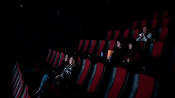 Ver una película en un