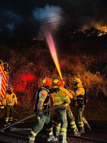 498 funcionarios, servidores, efectivos y voluntarios de distintas instituciones públicas se encuentran desplegados para apoyar las labores de combate al fuego, seguridad, movilidad, salud, gestión de riesgos y atención a la ciudadanía en el sector del cerro Casitagua. (Municipio de Quito)