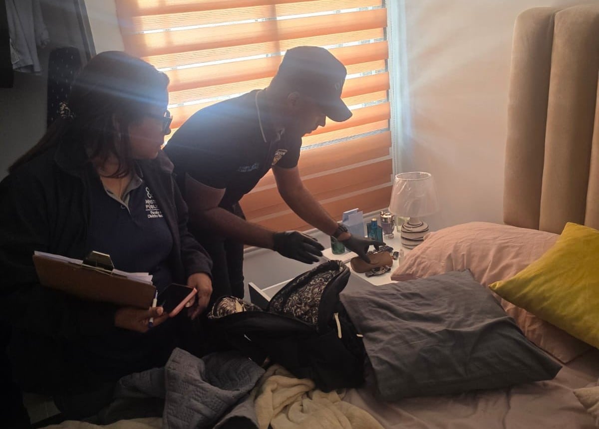El allanamiento en un apartamento del residencial Arrecifes del Sol permitió secuestrar celulares, computadoras portátiles, tabletas, relojes inteligentes y prendas de oro denunciados como robados. /(Policía Nacional de República Dominicana)