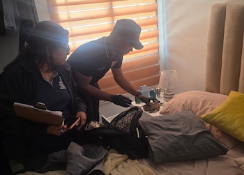 El allanamiento en un apartamento del residencial Arrecifes del Sol permitió secuestrar celulares, computadoras portátiles, tabletas, relojes inteligentes y prendas de oro denunciados como robados. /(Policía Nacional de República Dominicana)