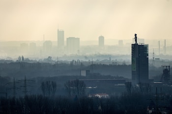 La contaminación del aire provoca alrededor de 7 millones de muertes prematuras cada año, según la OMS y el Air Quality Life Index (AP Foto/Martin Meissner, archivo)
