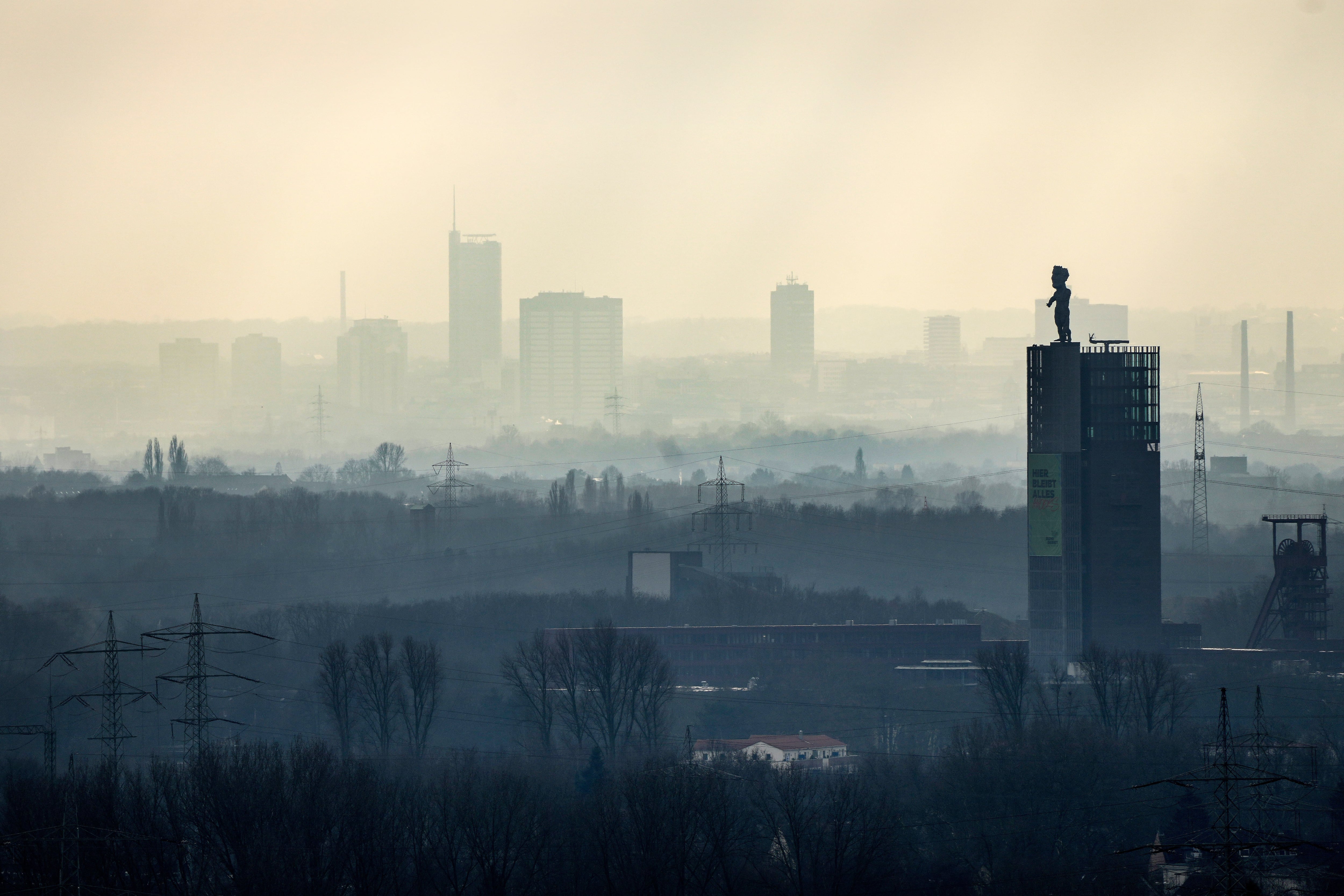 La contaminación del aire provoca alrededor de 7 millones de muertes prematuras cada año, según la OMS y el Air Quality Life Index (AP Foto/Martin Meissner, archivo)