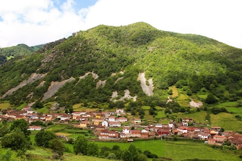 Villar de Vildas, Pueblo Ejemplar de Asturias en 2004, es el último núcleo con acceso rodado antes de la braña. (Wikimedia/Carmen Moran)