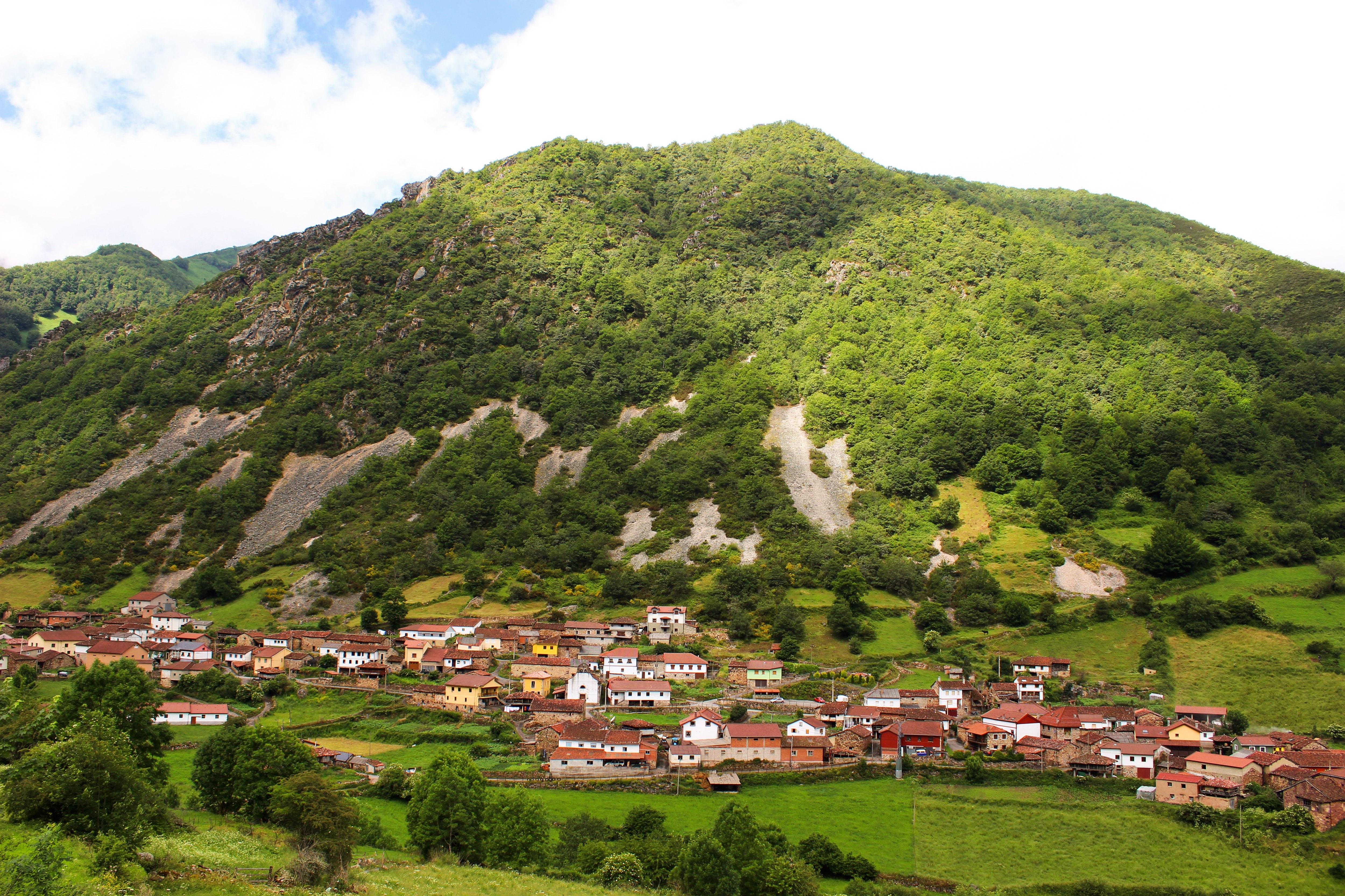 Villar de Vildas, Pueblo Ejemplar de Asturias en 2004, es el último núcleo con acceso rodado antes de la braña. (Wikimedia/Carmen Moran)
