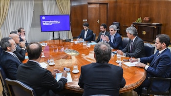 Caputo se reunió con los supermercados, en medio de la caída del consumo y la creciente presión por las tasas municipales