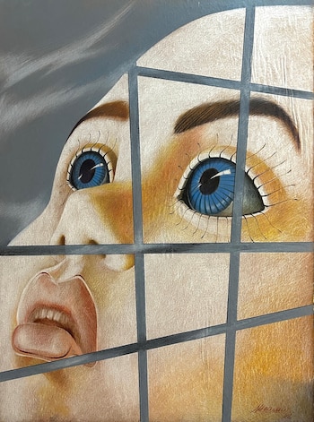Pintura de un rostro estilizado con grandes ojos azules y boca abierta. Una cuadrícula gris fragmenta la imagen sobre tonos piel y fondo gris