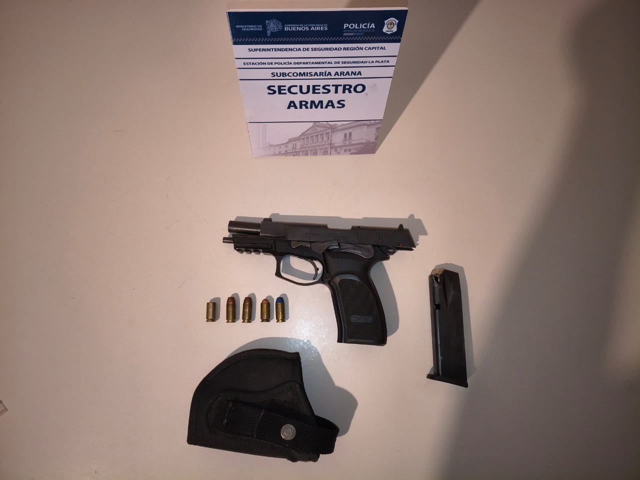 Un revolver encontrado en la casa del agresor