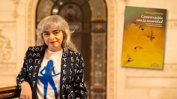 Mariana Enriquez apoyada en una baranda junto a la portada del libro Conversación con la oscuridad con murciélagos en vuelo.