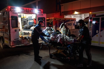 Personal paramédico sube a una persona herida a una ambulancia en el centro de salud de Wainwright (John Ulan/The Canadian Press vía AP)