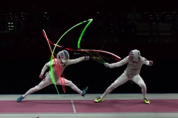 La esgrima se reinventa y convierte los asaltos en duelos con “sables de luz”. (Captura Vídeo/Rhizomatiks)