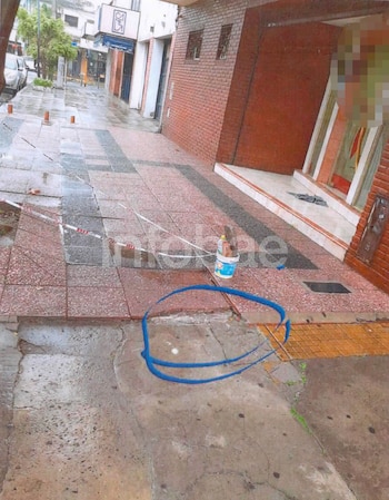 Tropezó en la vereda y demandó por el mal estado del lugar, pero la Justicia rechazó el reclamo