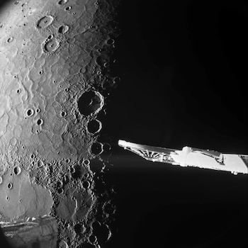 Esta imagen, facilitada por la Agencia Espacial Europea, muestra fotografías en primer plano del polo norte de Mercurio captadas por la sonda espacial euro-japonesa BepiColombo. (ESA vía AP, Archivo)