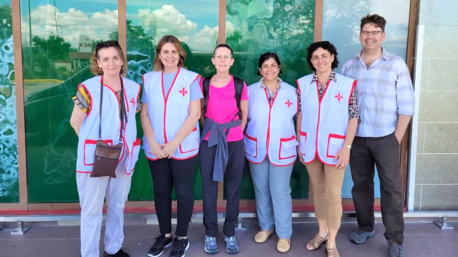Un equipo de voluntarios de la Cruz Roja en Cuba posa frente a un edificio tras recibir una donación de Estados Unidos destinada a los damnificados por el huracán Melissa (Cáritas Cuba)