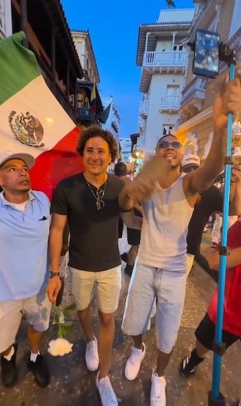El seis veces mundialista continúa despertando admiración entre los aficionados, quienes no dejaron pasar la oportunidad de reconocer su trayectoria.