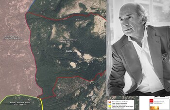 José Luis Hinojosa junto a un mapa de las dos parcelas adquiridas por la Comunidad de Madrid para ampliar el Parque Nacional de Guarrama