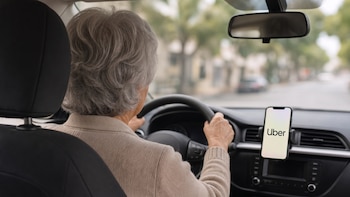 Una jubilada de 84 años trabaja como conductora de Uber para llegar a fin de mes: “Solo trabajo unas horas al día y paro en cuanto me siento cansada”