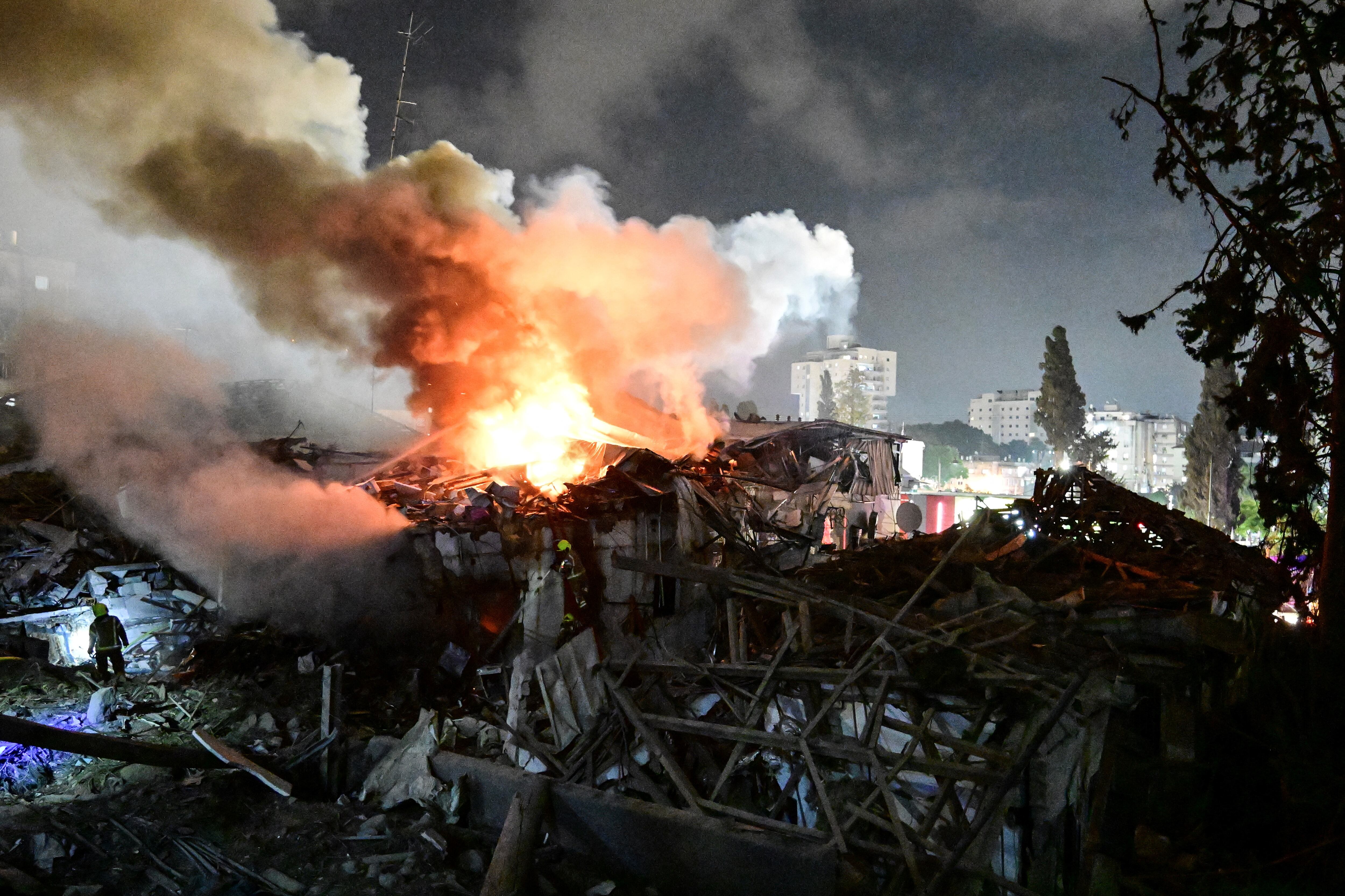 Los restos del edificio que fue alcanzado por el misil iraní (REUTERS)
