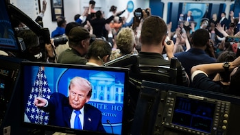 Trump enfrenta las consecuencias de prohibir el ingreso de algunos medios a la Casa Blanca