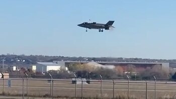 El avión de combate descendiendo