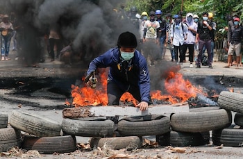 Barricada en Rangún, Myanmar, 27