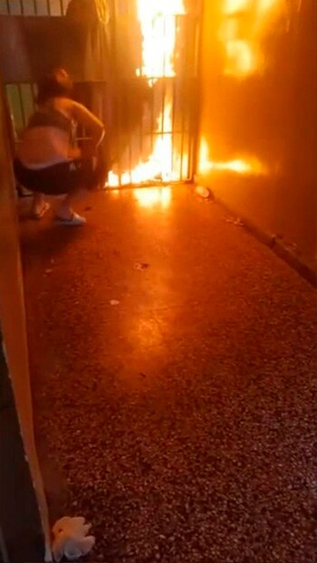 Las internas prendieron fuego para
