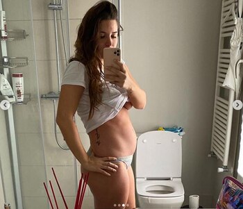 La periodista mostró su pancita