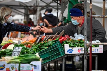 Un dependendiente del mercadillo de