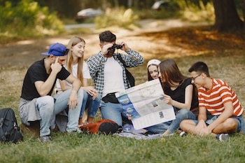Un grupo de amigos durante una acampada (Pexels)