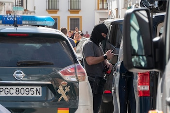 El hombre se ha entregado este domingo a la Guardia Civil después de permanecer atrincherado durante horas en su vivienda de esta localidad. Según ha informado el subdelegado del Gobierno en Sevilla, Francisco Toscano, este hombre, de 56 años, salió de la vivienda en la mañana de este domingo tras las labores de mediación de los agentes de la Guardia Civil.