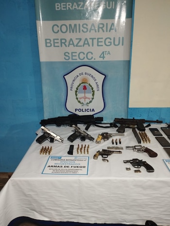 Las armas y municiones que fueron secuestradas en el operativo