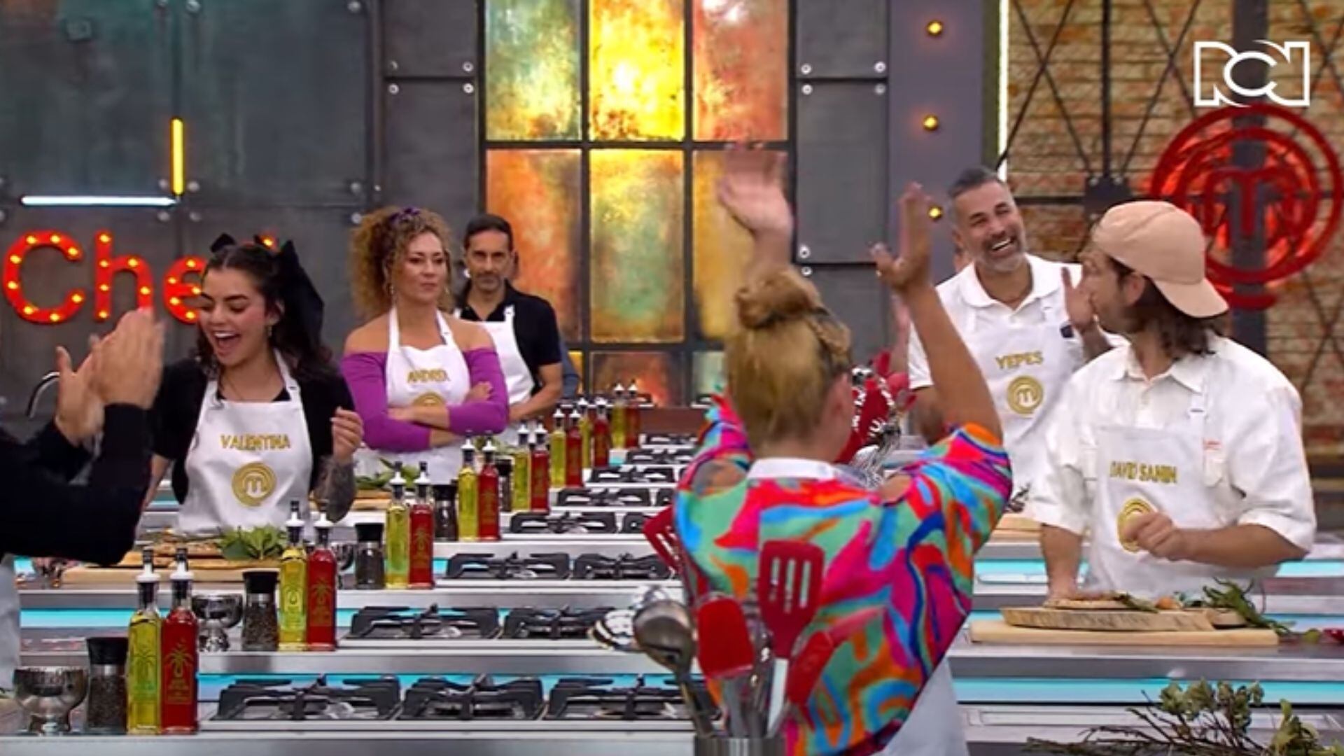 El estreno del ‘reality’ destacó con la participación de 22 figuras públicas y el reto de cocinar con mojojoy, ofreciendo un inicio inesperado y lleno de creatividad - crédito captura de pantalla del Canal RCN