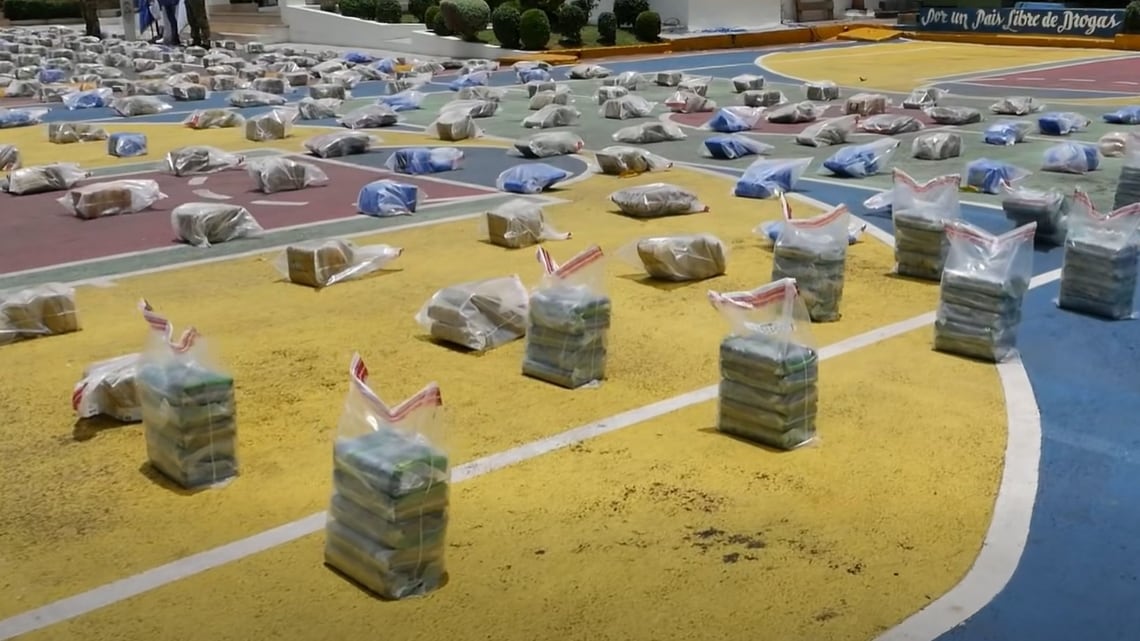 Hallaron cinco bultos con 18 paquetes cada uno en un área de catering y se investiga si buscaban enviar la carga a EEUU o Europa (Cortesía Dirección Nacional de Control de Drogas)