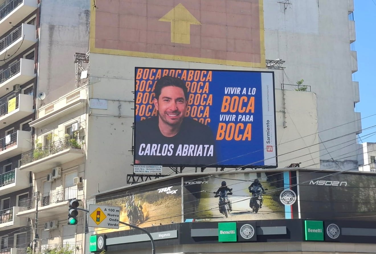 Afiches sin logos ni listas anunciaron la postulación de Carlos Abriata a la presidencia de Boca Juniors en diversos puntos del país
