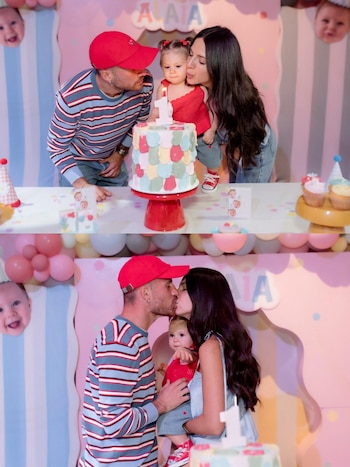 Dos fotos de Alexis Mac Allister y Ailén Cova junto a su hija frente a un pastel de cumpleaños decorado con la cifra uno y globos pastel